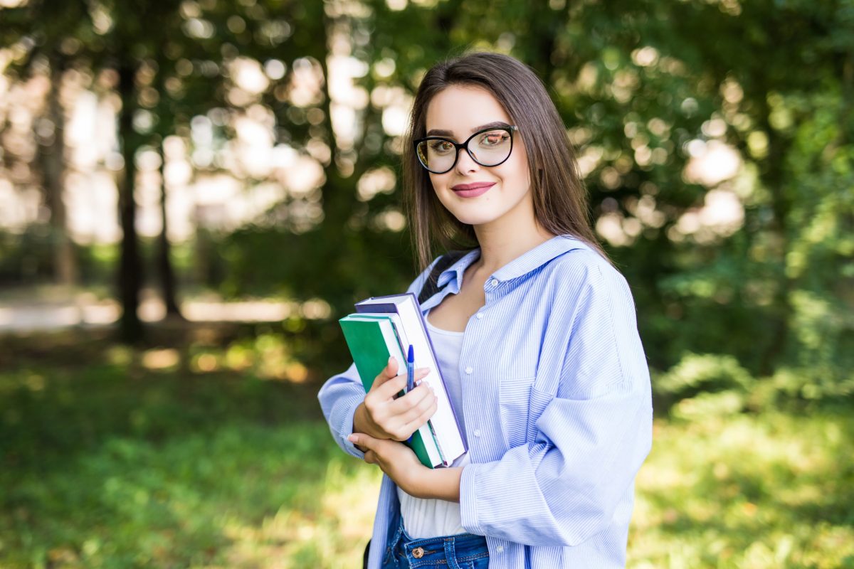 Estudante universitária no campus