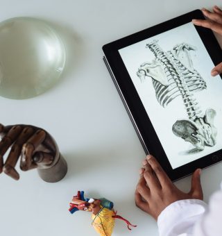Médico vendo a imagem de um esqueleto em seu tablet