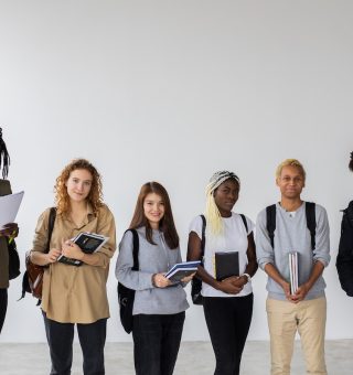 Um grupo de jovens estudantes estão em pé um aio lado do outros. São seis alunos que se preparam para o Vestibular Unicentro 2024