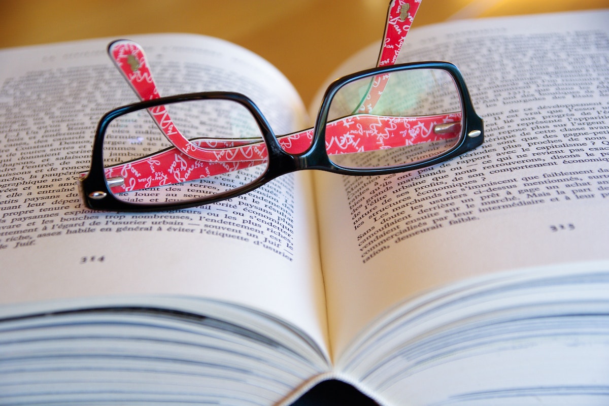 Um Óculos em cima de um livro