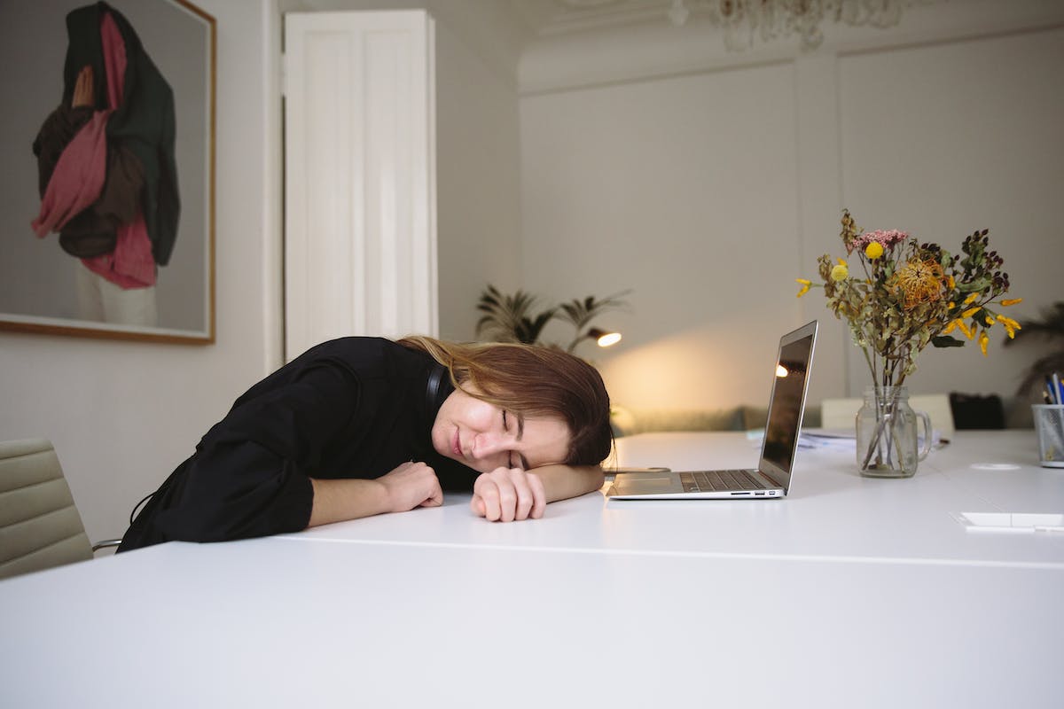 Uma aluna dorme em cima da mesa onde estuda para passar no ENEM